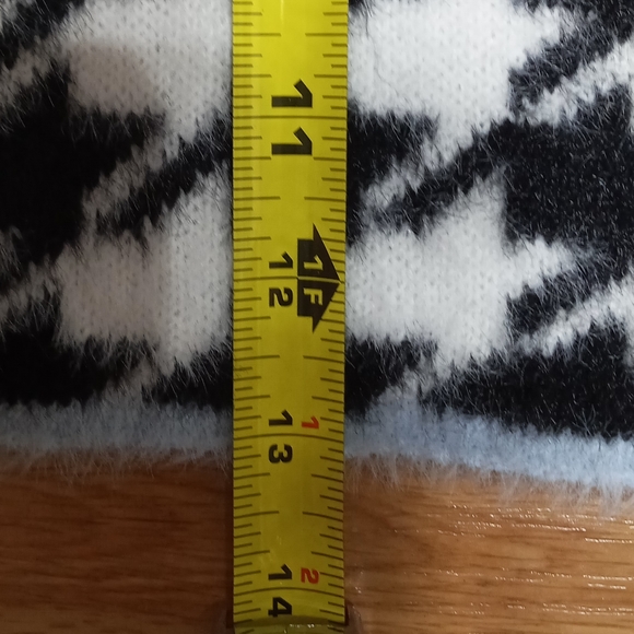 H&M fuzzy mini skirt. EUC. Size xs. - Picture 7 of 9